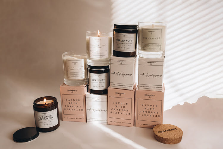 B2B spoluprace dekorativni sortiment svicky na zakazku gravirovani na vicko personalizovane svicky velkoobchod